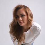 КЭТ ТУТ ЕСТЬ (а не «ест»)